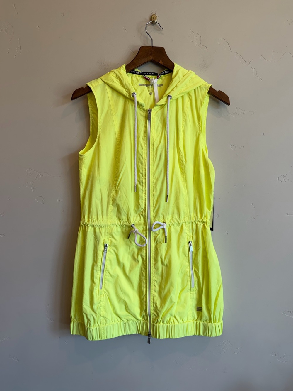 TOMMY HILFIGER Neon Yellow Packable Sleeveless Windbreaker Jacket Vest